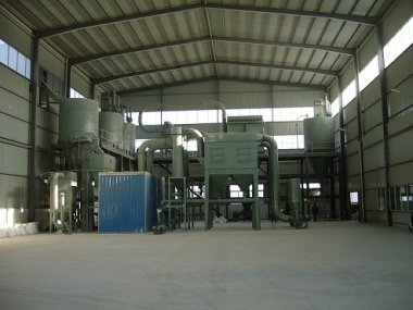 物料在高速旋轉(zhuǎn)的動盤和定盤之間氣流粉碎機(jī)反復(fù)摩擦、沖擊、剪切等多種力的作用下粉碎